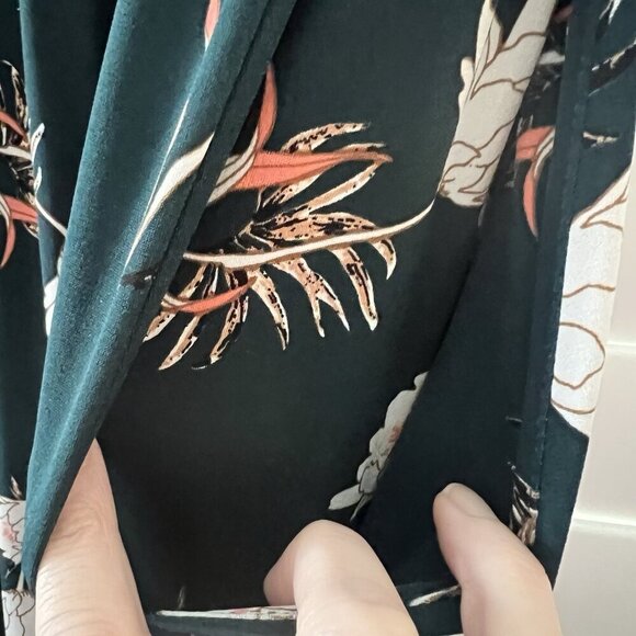 Kaileigh Women’s Floral Jumpsuit Size Large Flowy Stretch Green Flutter Sleeve - Picture 4 of 9